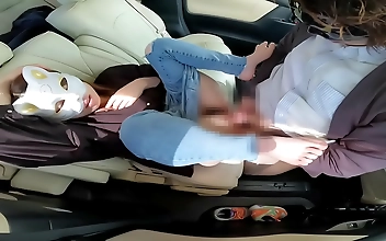 夫の買い物中、車内でエッチなことをする卑猥な不倫女！- AVの醍醐味！