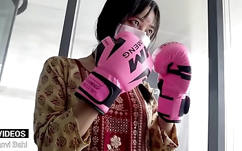 デシUFCファイター・ガールのプロ顔負けのパンチ力を見よ！