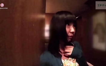 AV女優が彼氏を誘惑し、見知らぬ男にナンパされ、ホテルに連れ込まれる